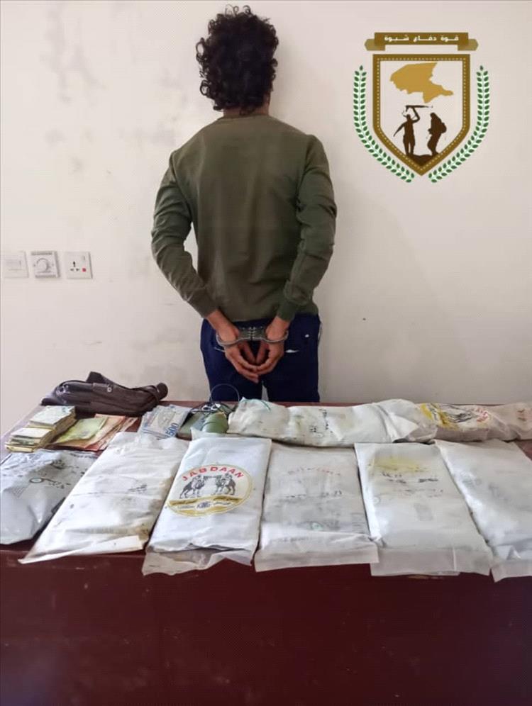 قوات دفاع شبوة تضبط كمية كبيرة من مادة الحشيش المخدر  متجه الى العاصمة عدن.