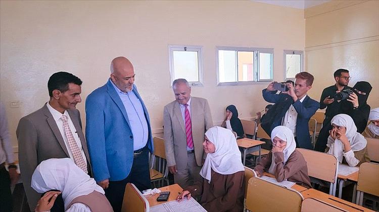 محافظ تعز يطلع على سير امتحانات الثانوية العامة بالمحافظة