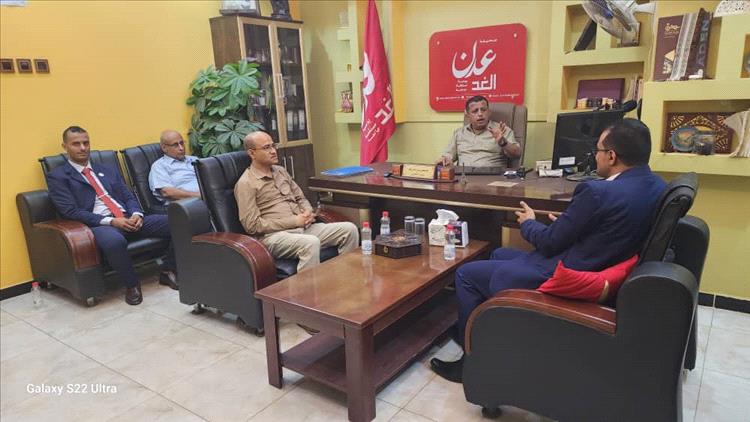 وفد من بنك الشرق اليمني يزور مؤسسة "عدن الغد" ويلتقي بقيادتها الإعلامية