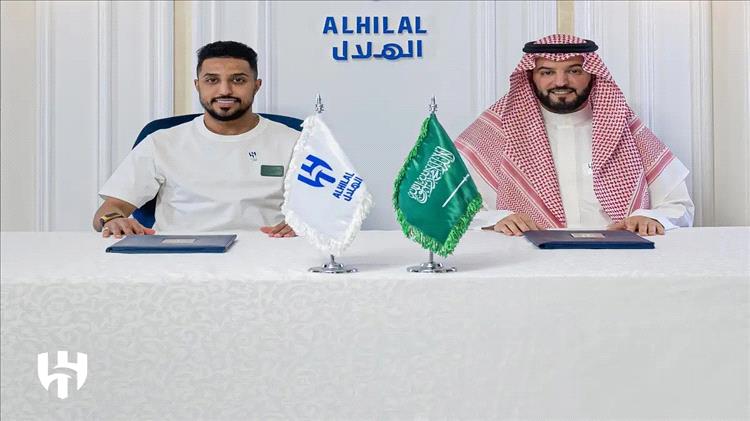الهلال السعودي يمدد عقد لاعبه سالم الدوسري حتى 2027