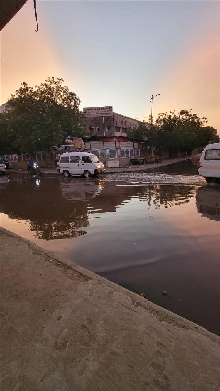 عدن.. مياه المجاري تطفح في شوارع مدينة الشعب والأهالي يستغيثون