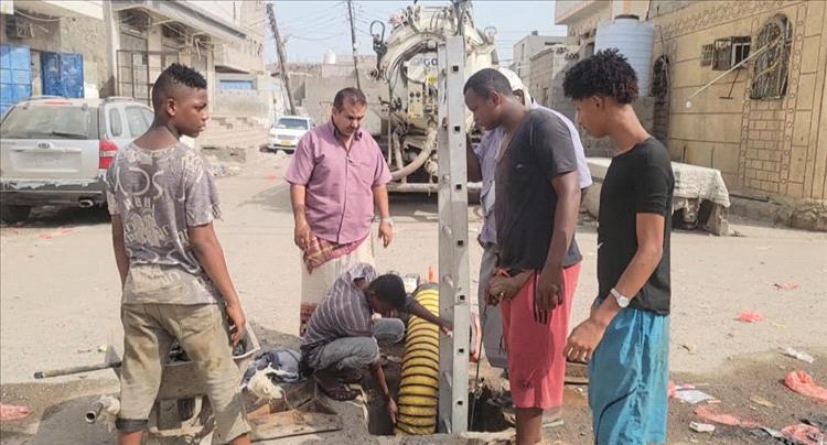 مدير عام الشيخ عثمان يوجه بسرعة معالجة طفح مياه الصرف الصحي بمنطقة الممدارة