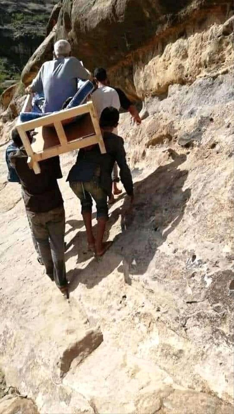 الضالع.. مأساة تتكرر على الظهر وبين الصخور: مريض يُنقل إلى صنعاء سيراً على الأقدام عبر ممر جبلي وعر