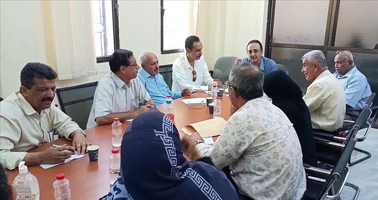 الشعبي يرأس اجتماعاً موسعًا مع مديري مكاتب الصحة بالمديريات والمستشفيات في عدن