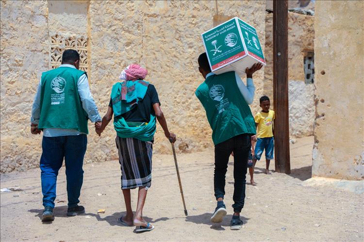 مركز الملك سلمان للإغاثة والأعمال الانسانية يوزع مساعدات غذائية طارئة بمديرية غيل باوزير