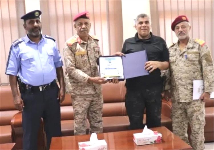العميد المنهالي يكرم قائد المنطقة العسكرية الثانية لدعمه في إنجاح فعاليات أسبوع المرور العربي بساحل حضرموت