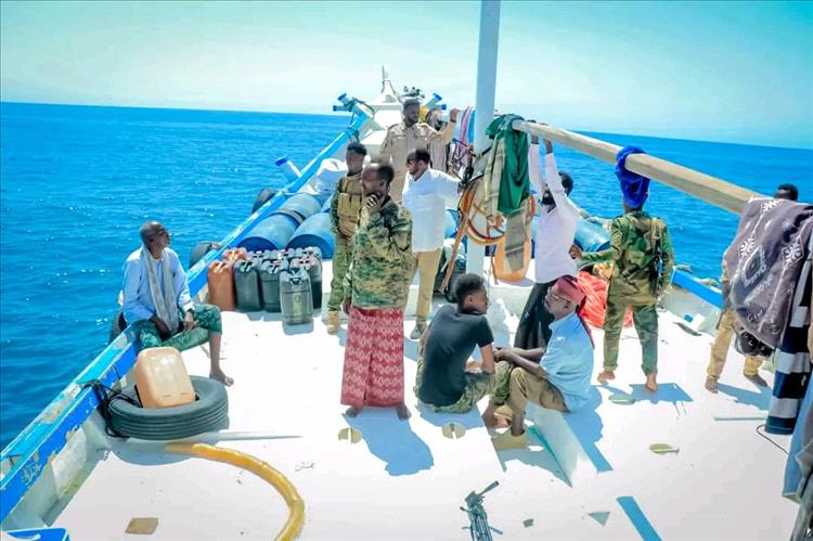 نداء عاجل: مسلحون صوماليون يحتجزون 27 صياداً حضرمياً ويطالبون بفدية مالية