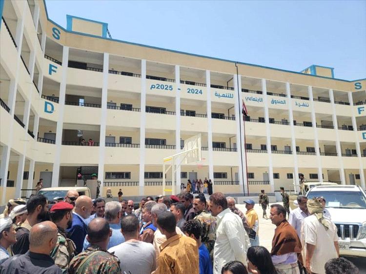 محافظ تعز يفتتح مبنى صندوق النظافة ومجمع الشهيد العلفي التعليمي