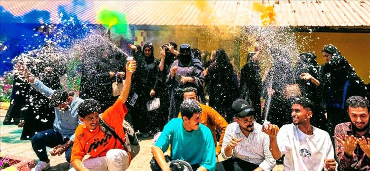 ورودٌ في زمن الحرب .. فرحةٌ تُشرق من قلب الظلام!
في كلية اللغات بجامعة عدن