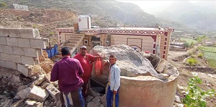 نجاة مواطنين من سقوط صخرة ضخمة بالضالع