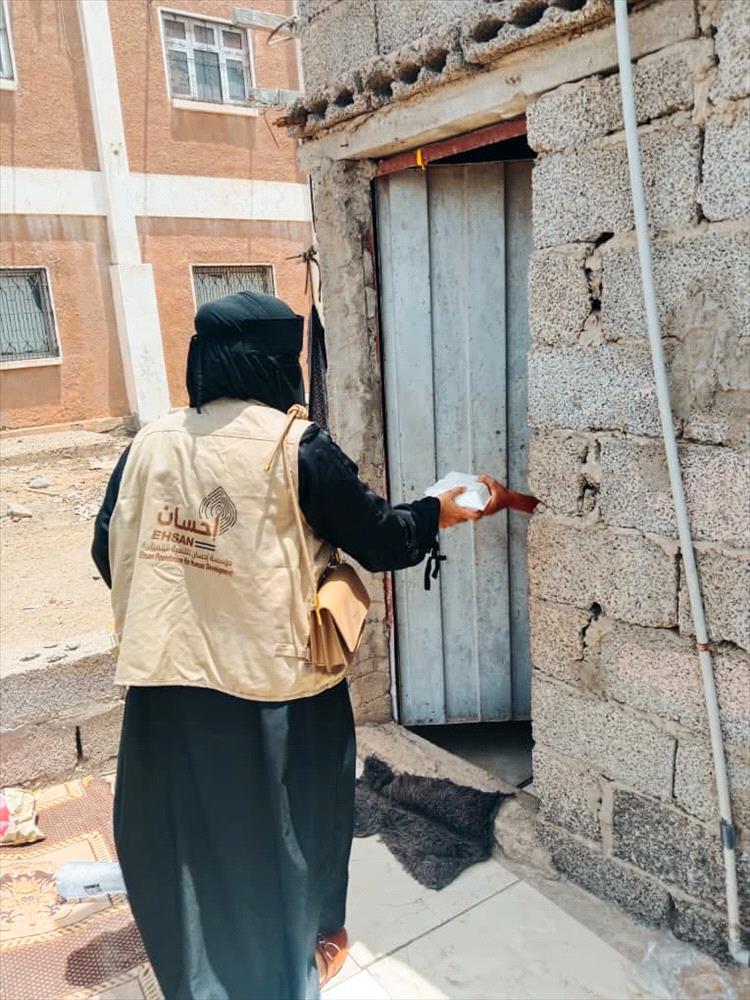 إحسان للتنمية تنفذ توزيع 100 وجبة غداء للأسر المتعففة في خورمكسر