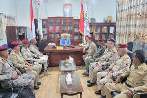 محافظ تعز يزور قيادة المحور ويؤكد على دعم الجيش الوطني