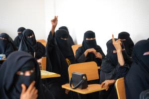 فرصة ثانية في التعلم.. أهمية محو أمية الكبار في اليمن