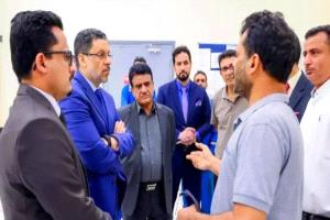 تصاعد الجدل بين الحكومة والمجلس الانتقالي.. رئيس الوزراء من عدن: كفى توظيفاً سياسياً لمعاناة الناس