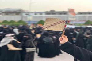 مروحة "العزف" تتحول إلى راية رمزية في التظاهرات النسوية بعدن