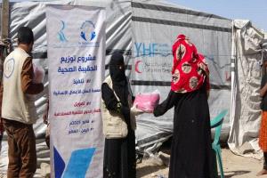 مؤسسة انسان تدشن توزيع الحقيبة الصحية لمخيمات النازحين بقعطبة في الضالع