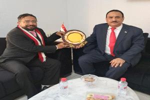 باحبيب يكرم الأديب مجيب الرحمن بدرع السفارة في تونس