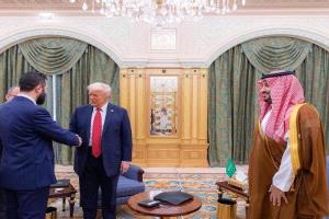 ترامب يلتقي الرئيس السوري أحمد الشرع في الرياض ويعلن رفع العقوبات عن سوريا