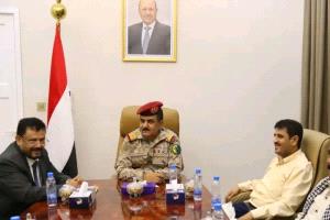 وزير الدفاع يلتقي محافظ محافظة ريمة في عدن