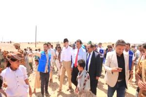 زيارة إنسانية هامة من المنسق الأممي إلى مخيمات النازحين في مأرب لتقييم الاحتياجات المتزايدة