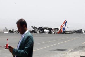 استهداف المطار والموانئ في اليمن.. مأزق الحوثيين ومعاناة المدنيين.. تقرير