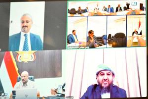 مجلس القيادة الرئاسي يجتمع برئيس مجلس الوزراء ويواصل مناقشة الأوضاع الاقتصادية والخدمية