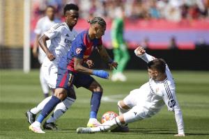 عاجل.. برشلونة يحسم الكلاسيكو برباعية ويقترب من لقب الليجا