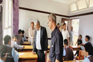 ضمن زياراته الميدانية للمراكز الاختبارية.. مدير عام مكتب التربية بالضالع يزور مراكز مدينة الضالع