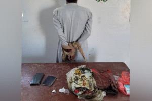 قوات دفاع شبوة تحبط محاولة تهريب مخدرات وتضبط المروج
