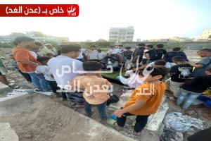 العشرات يشيّعون جثمان المعلمة نسرين أديب في عدن وسط حزن واسع وغضب من جريمة اغتيالها