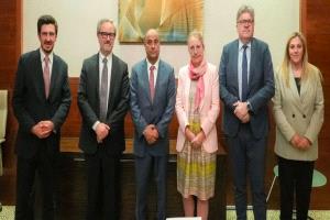 مصدر مسؤول: بن بريك يعمل من أجل وضع حلول جذرية لتوفير الخدمات وإنقاذ العملة