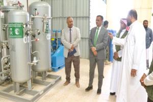 الأمين العام لمحلي حضرموت يدشن استلام أدوية طبية لمرضى القلب والأمراض المزمنة ويفتتح مصنع إنتاج الأكسجين بمركز نبض الحياة
