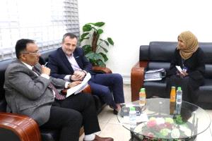 رئيس مصلحة الجمارك يبحث مع مفوضية اللاجئين تسهيل دخول المساعدات وإعفاءاتها الجمركية