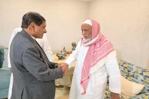 عضو مجلس القيادة الرئاسي البحسني يزور الشيخ عوض بن دحيدحان الجوهي ويشيد بعطائه المجتمعي والخيري