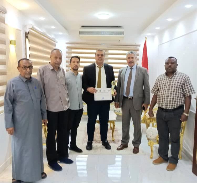 سفير بلادنا في مصر يهنئ المهندس ماجد يادين بفوزه بالمركز الثاني في جائزة الشباب العربي للتنمية المتكاملة