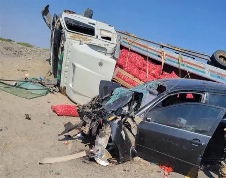 حادث مروّع على خط عدن–أبين… مصرع سائق الكورولا بعد تصادم عنيف مع شاحنة "جامبو"