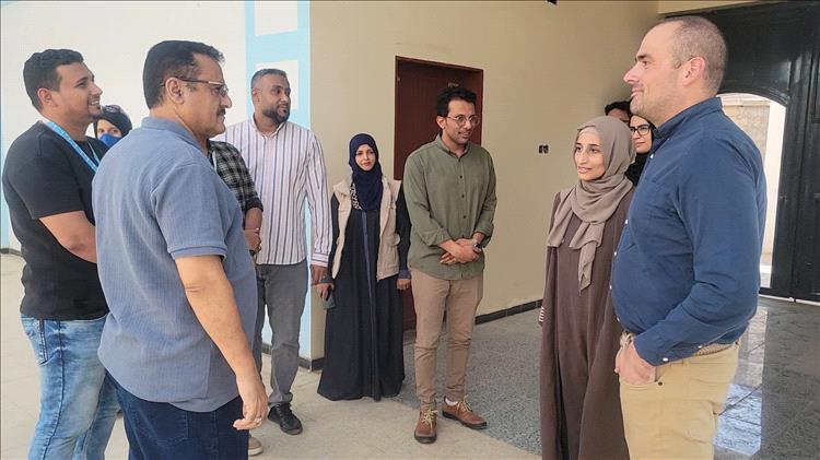 مدير عام المنصورة ووفد من منظمتي "يمن آيد" و"هيئة الإغاثة" يطلعون على متطلبات مدرسة ذوي الإحتياجات الخاصة