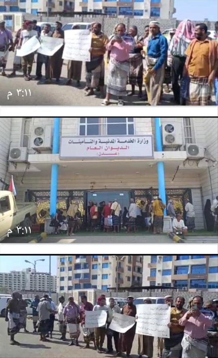 معلمو البيضاء في عدن يحتجون أمام وزارة الخدمة للمطالبة بصرف رواتبهم المتوقفة منذ 10 أشهر