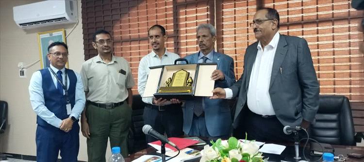 محافظ لحج يلتقي منظمة صناع النهضة لمناقشة التدخلات الإنسانية ويكرم بدرع تقديري