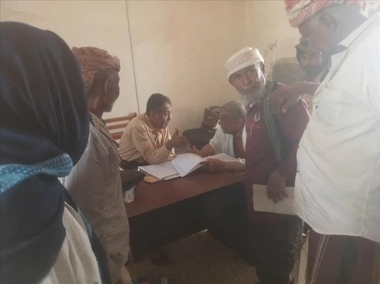 وكيل محافظة أبين جرفوش يزور مكتب رعاية أسر الشهداء ويشيد بإنجازاته