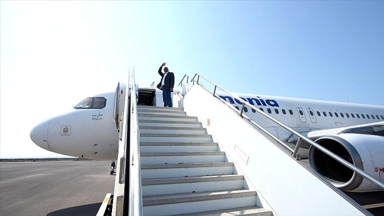 عضو مجلس القيادة طارق صالح يغادر مطار المخا الدولي للمشاركة في قمة المناخ