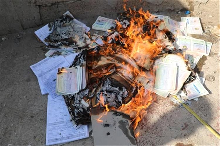 الأحوال المدنية تتلف كمية من الأوراق الثبوتية القديمة قدمت من مناطق الحوثيين