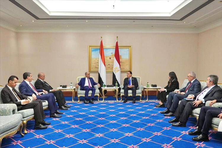 رئيس الوزراء يستعرض مع نظيره المصري العلاقات الأخوية وآفاق تنمية التعاون الثنائي في مختلف المجالات