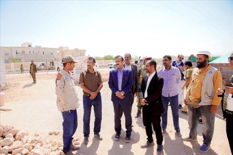 المحافظ بن الوزير يتفقد التوسعة الجديدة لمساحة المدينة الطبية في عتق