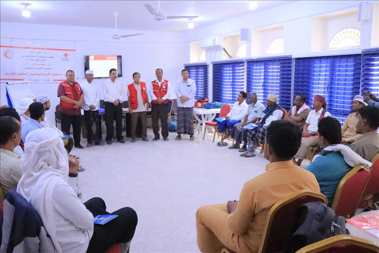 بدء دورتين تدريبية في الإسعافات الأولية للمرشدين الصحيين بمدارس التعليم العام بمديرية سيئون
