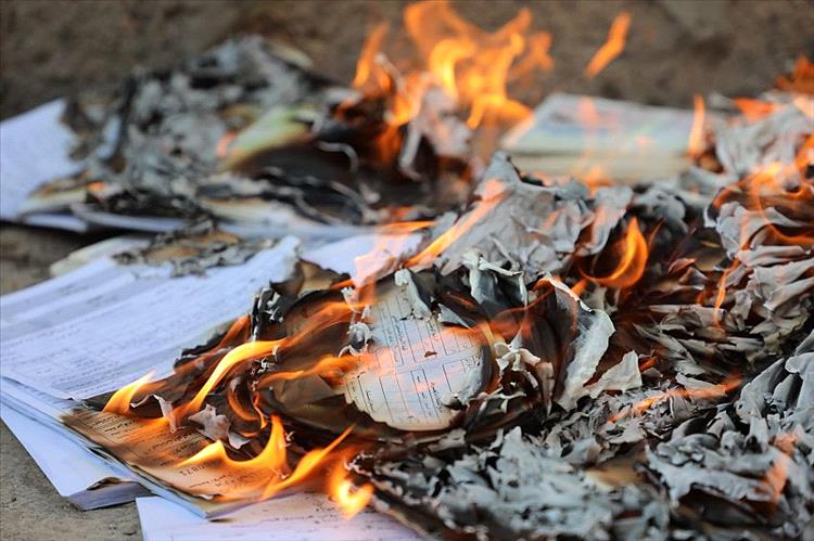 مصلحة الأحوال المدنية تتلف أوراقاً ثبوتية قديمة ضبطت أثناء تهريبها من مناطق  الحوثي