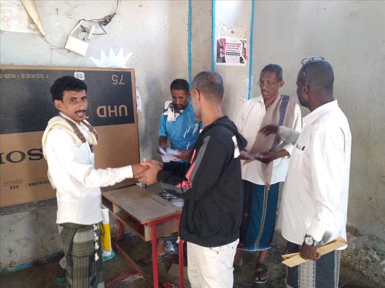 اللجنة المكلفة تتم إجراءات الإستلام والتسليم بين الادارتين السابقة والحالية لنادي الفجر الجديد بأبين