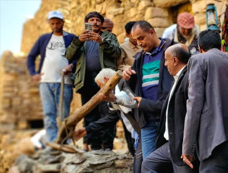 مدير عام الحصين يزور قرية عدينة الأثرية ويؤكد أهمية الحفاظ على الموروث التراثي في جبل حرير