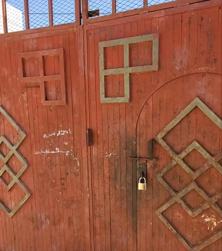 مدرسة عتق للتعليم الاساسي تغلق ابوابها في إضراب مفتوح احتجاجاً على تأخر المرتبات