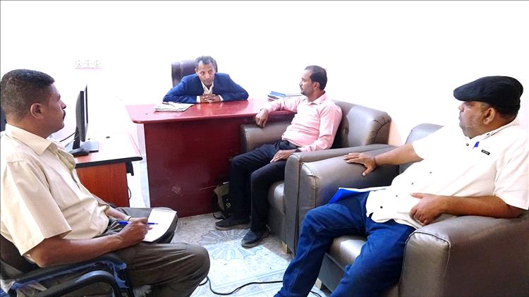 محافظ أبين يلتقي مدير عام سرار ويناقشان احتياجات المديرية في قطاعي الصحة والزراعة